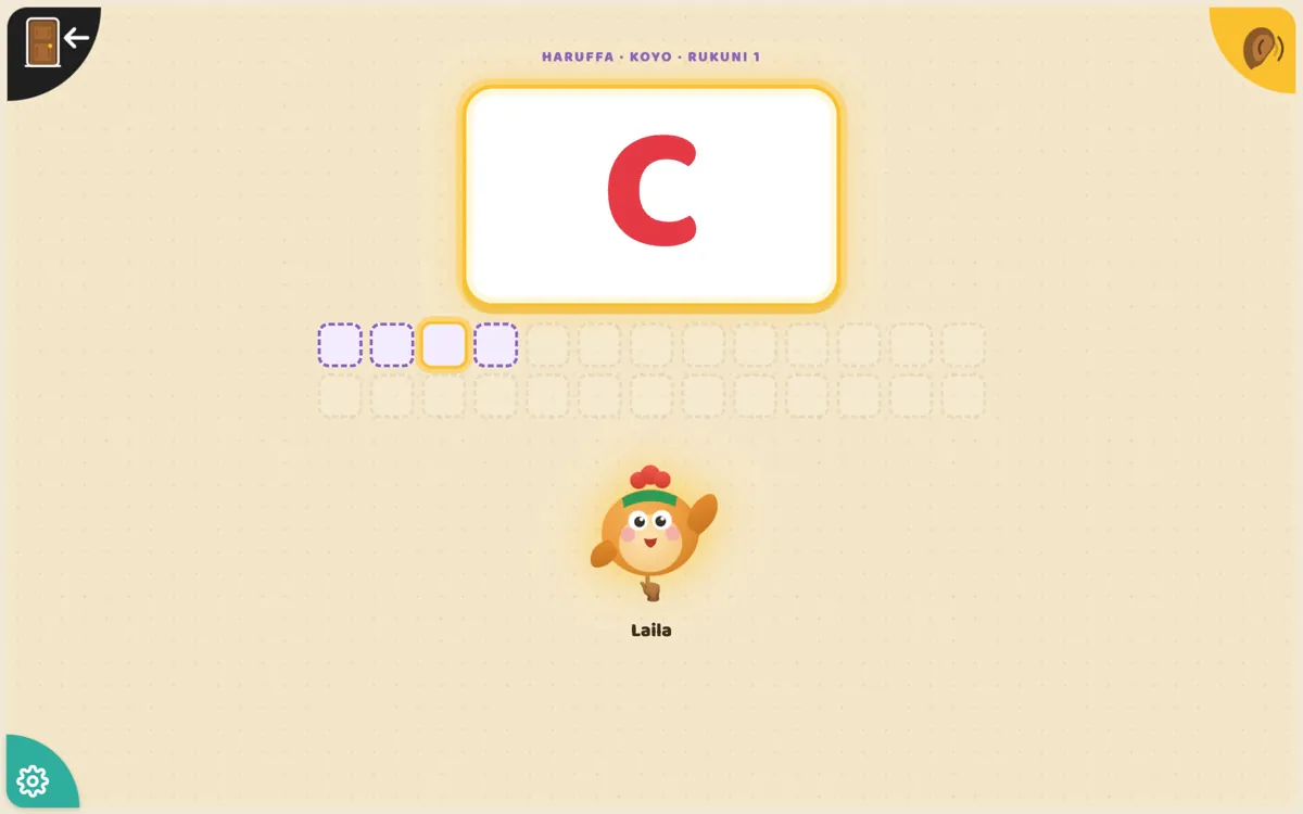 Kratu letters lesson "Haruffa · Koyo · Rukuni 1": a large red letter C on a white card, a row of empty letter slots with the third highlighted, and Laila the mascot below with a pointing hand